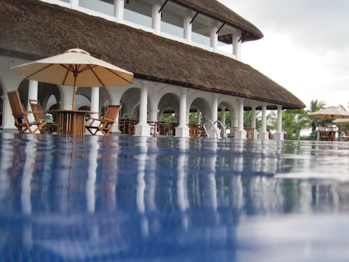 Безкоштовне стокове фото на тему «архітектура, басейн, біля басейну» стокове фото
