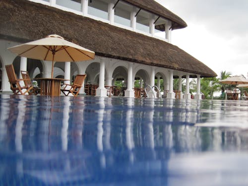 Terrassentisch Und Stühle Neben Dem Pool