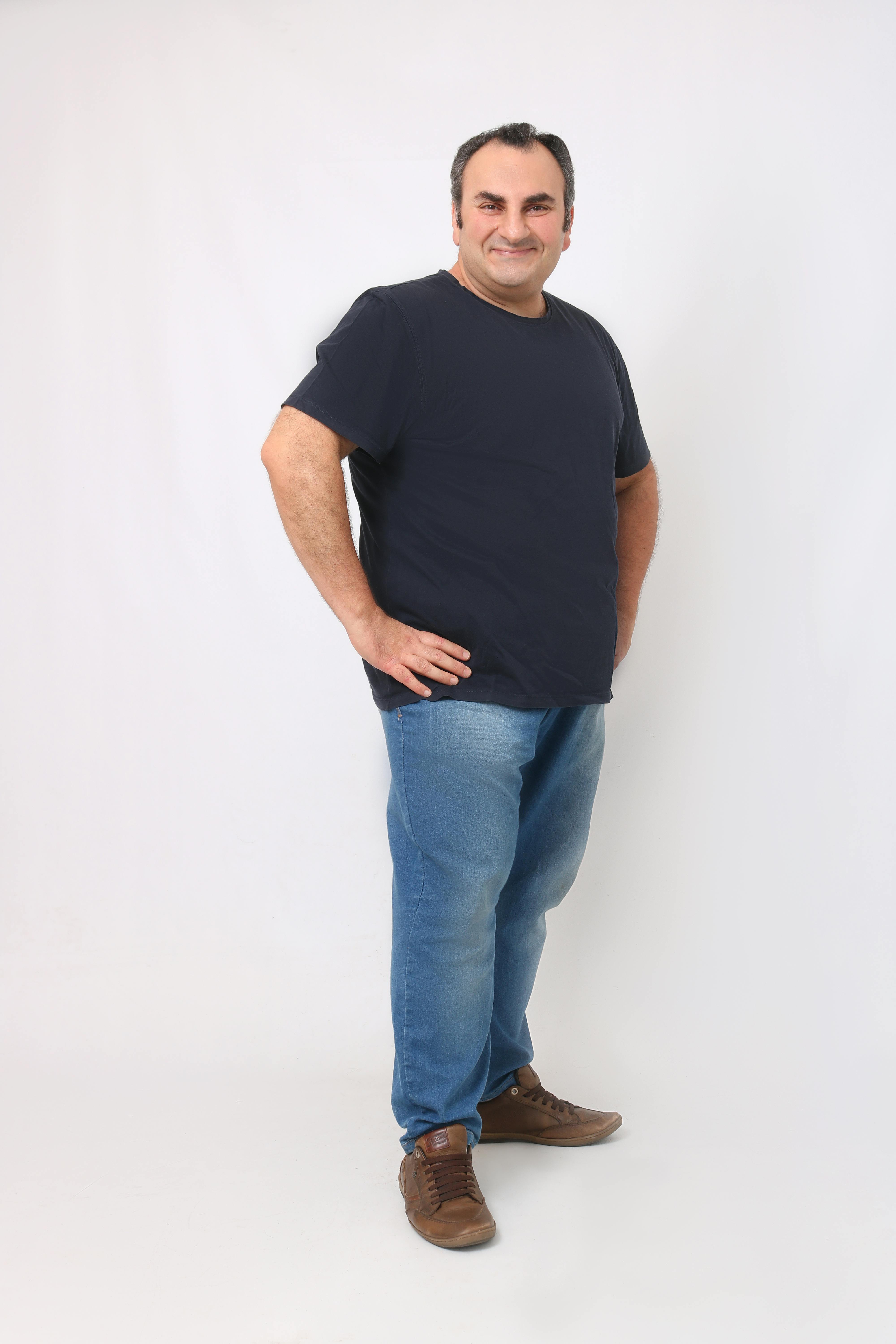 bezplatná Základová fotografie zdarma na téma běloch, bílé pozadí, Černé tričko Základová fotografie