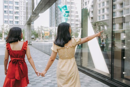 Foto De Duas Mulheres De Mãos Dadas Enquanto Caminham