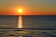 海洋上的日落令人惊叹，映照出鲜艳的橙黄色彩