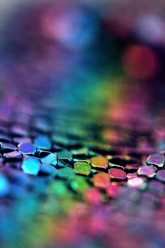 充满活力的特写镜头展示了彩虹色的表面与调色板