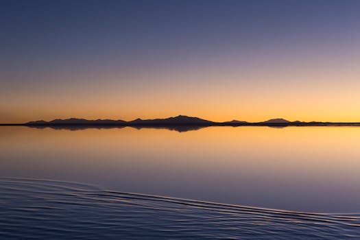 玻利维亚乌尤尼盐滩的日出令人惊叹，镜面般的景色宁静祥和