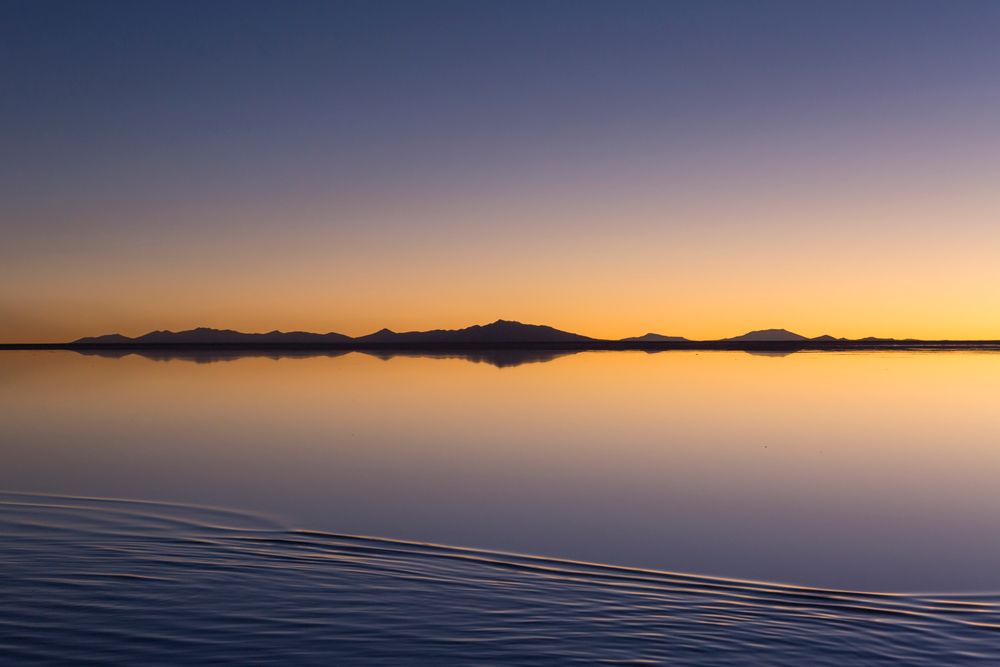 Atardecer sobre el Salar de Uyuni con cielo reflejado en la sal