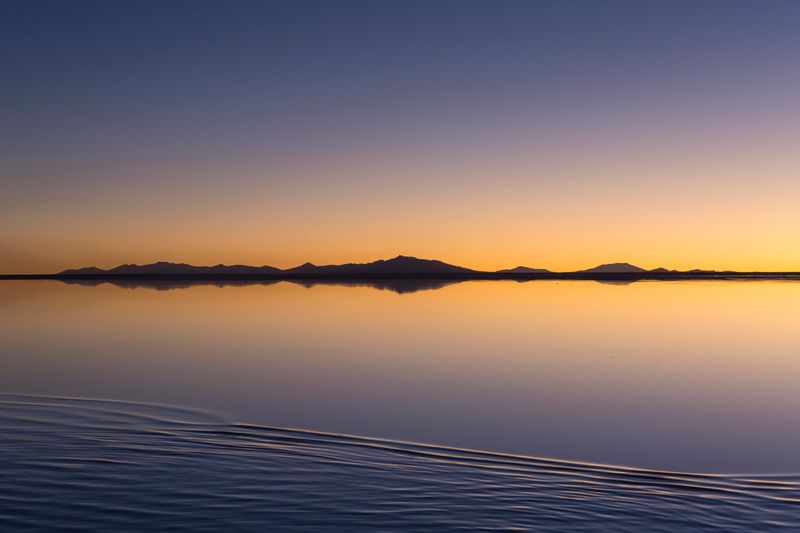 Atardecer sobre el Salar de Uyuni con el cielo reflejado en el espejo de sal