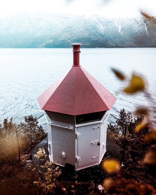 Free White and Red Wooden Hut Stock Photo