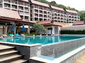 这家热带度假村拥有原始的游泳池和现代化的建筑，令人放松，非常适合夏季度假