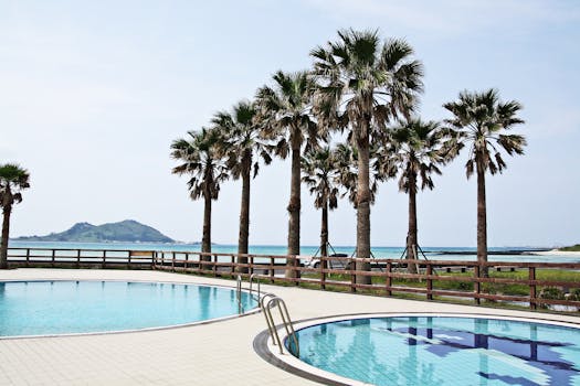 在一个宁静的度假胜地，豪华的游泳池边与棕榈树俯瞰着大海