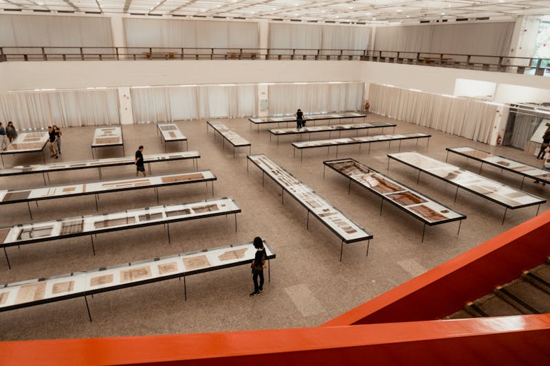 Luxueux paquebot de croisière naviguant sur des eaux calmes