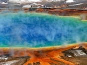 黄石国家公园大棱镜泉的生动航拍画面