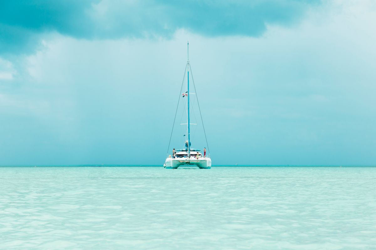 Una imagen serena de un catamarán navegando en las aguas turquesas de Punta Cana, Dom