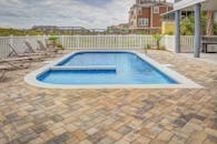 池畔露台配有日光躺椅和别墅，环境轻松，非常适合夏季度假