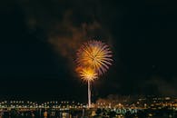 夜晚，桥上燃放的烟花绚丽夺目，照亮了天空