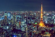 从空中俯瞰，东京充满活力的城市夜景令人惊叹，灯火通明的东京塔格外醒目