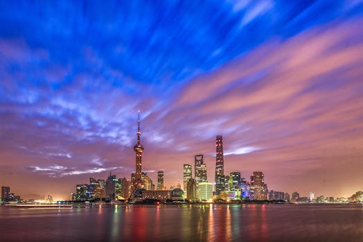 黄昏时分，上海天际线的景色令人惊叹，天空充满活力，现代建筑林立