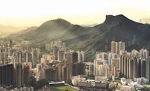 日出时，从高处俯瞰一座拥有山地景观的庞大城市