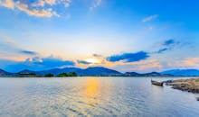 宁静的山间湖泊上，美丽的日落倒映在水面