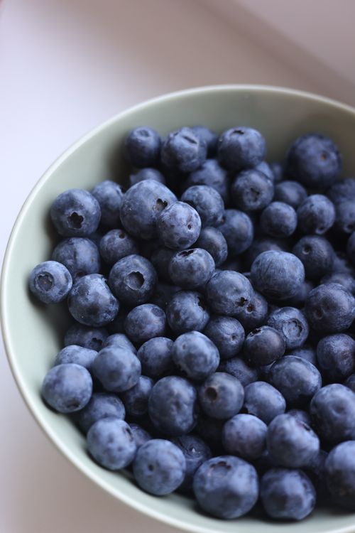 Free Close-up of fresh organic blueberries in a green bowl, showcasing natural texture and richness. Stock Photo