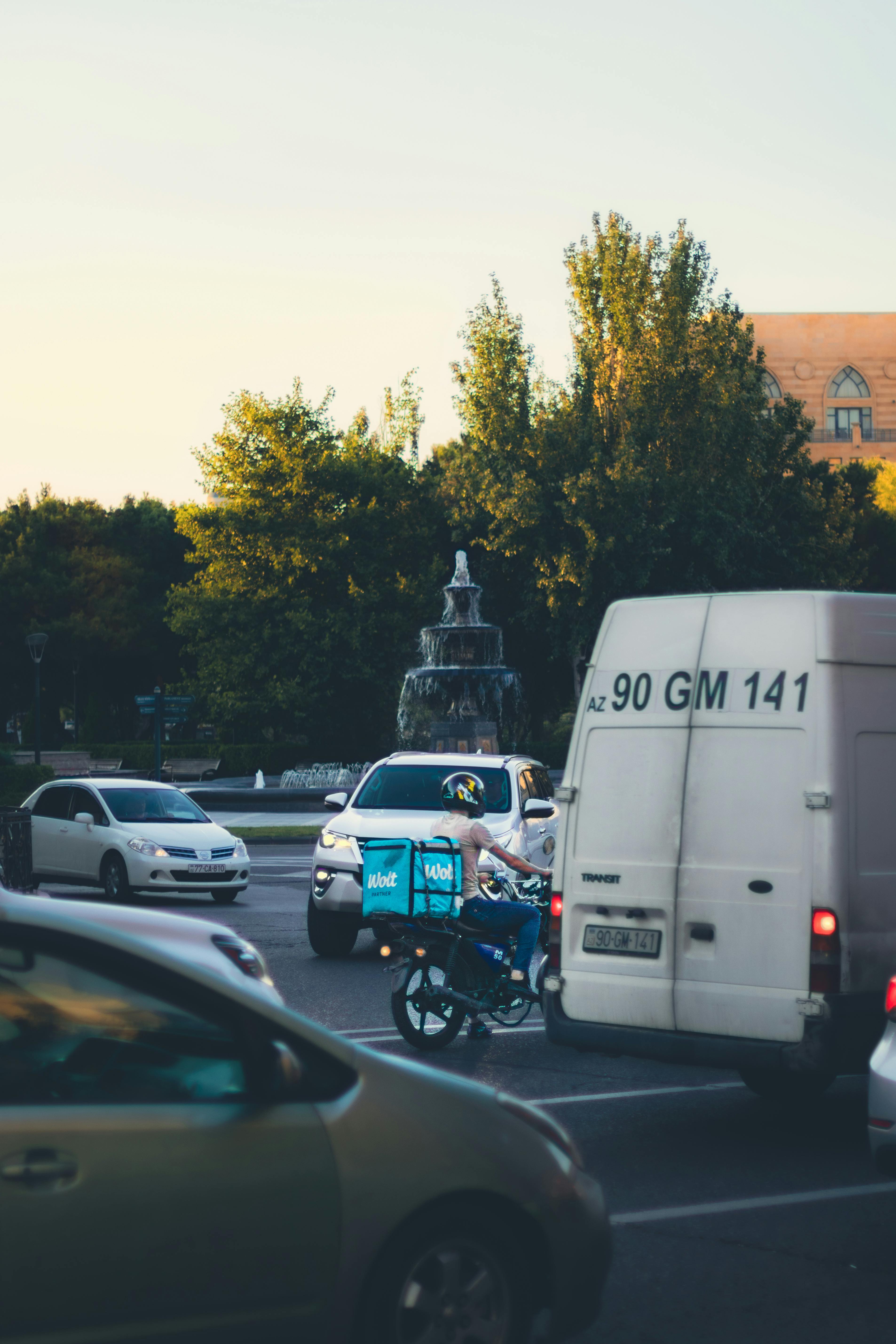 Accidente frecvente în oraș implicând mașini de livratori, taxiuri și servicii de ride-sharing