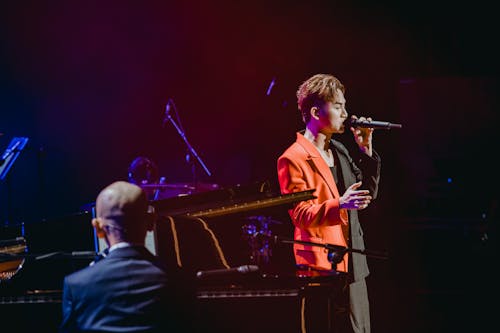 Foto profissional grátis de atadura, cantando, cantor