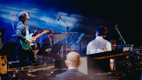 Foto profissional grátis de atadura, cantando, cantor