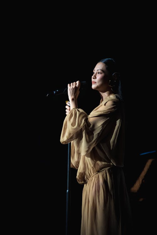 Foto profissional grátis de atadura, cantando, cantor