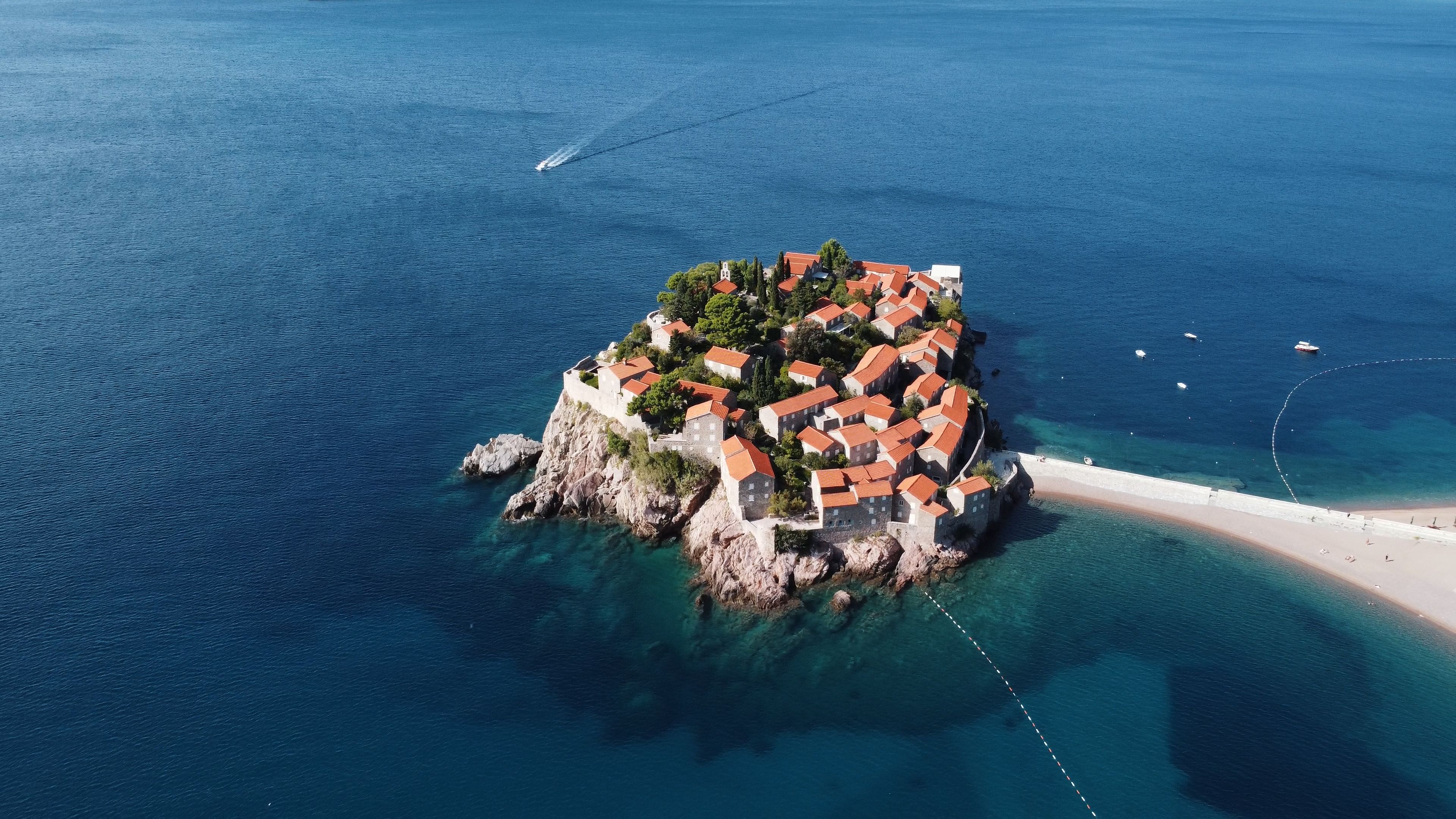 micro niche travel — Photo by Julien Goettelmann on Pexels