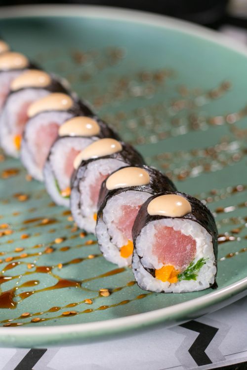 Free Close-up of makizushi sushi with spicy mayo, ideal for Japanese cuisine lovers. Stock Photo