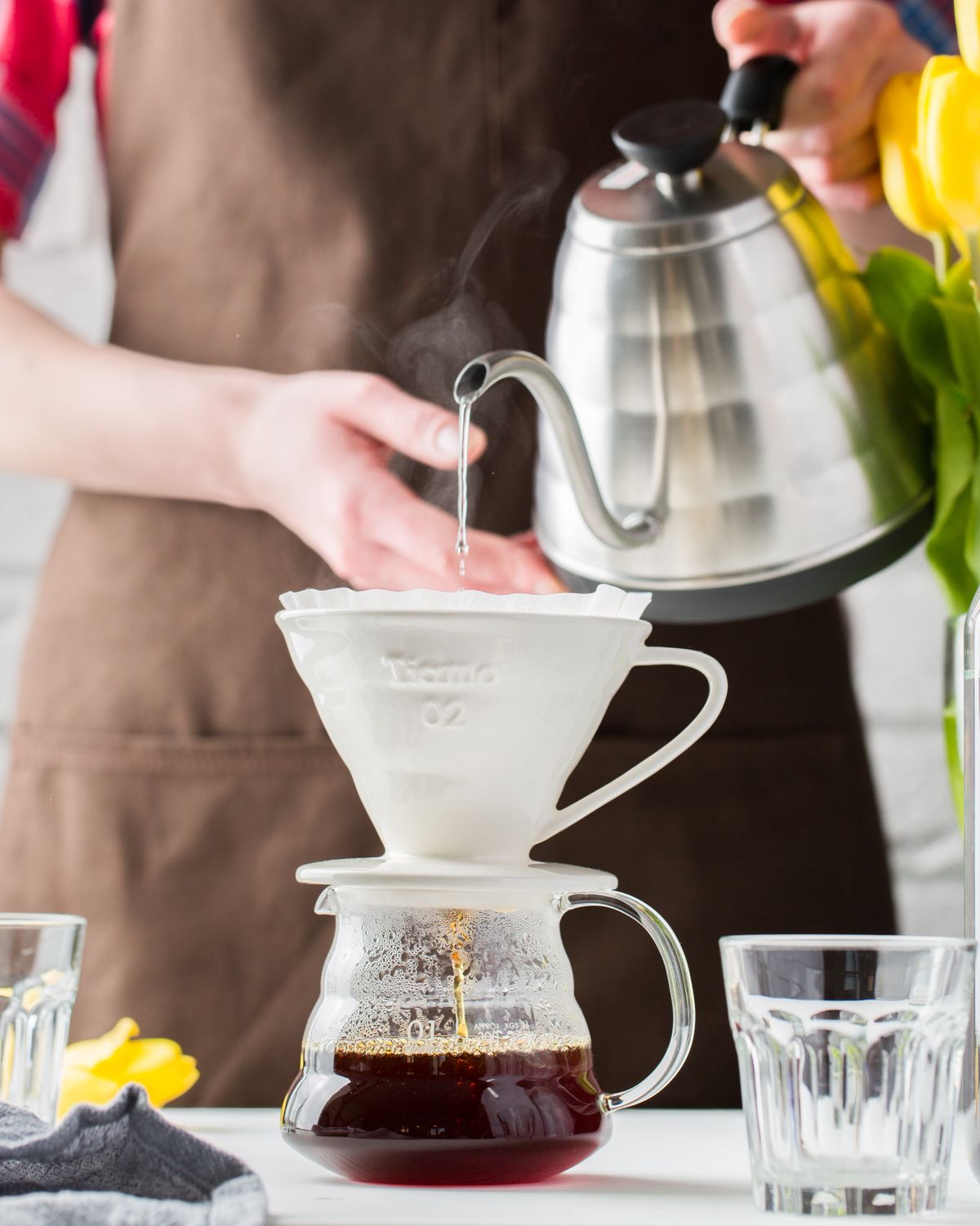 Set de preparare pour over într-o bucătărie luminoasă