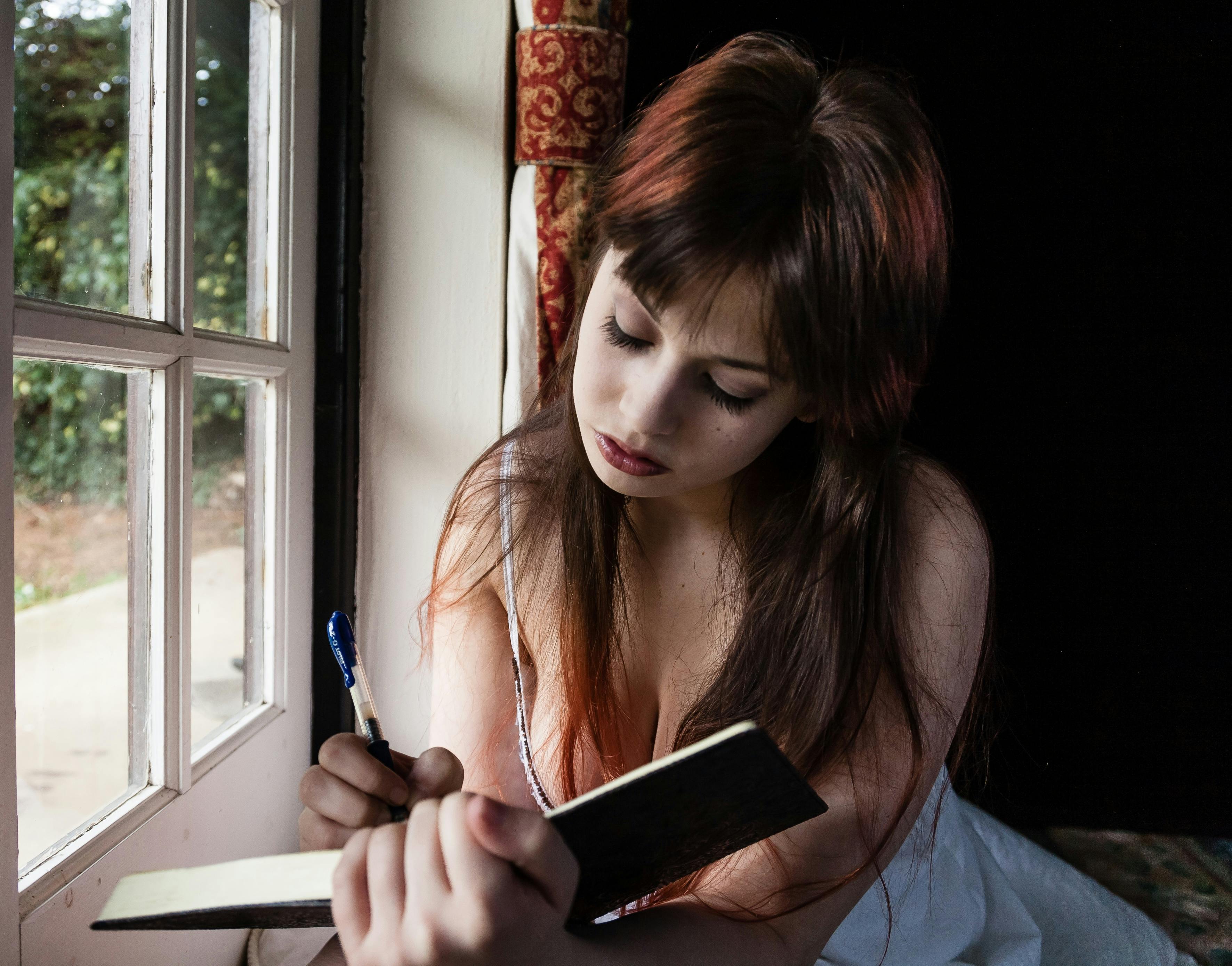 A woman writing a letter | Photo: Pexels