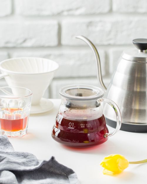Free A minimalist coffee brewing setup featuring a tulip, perfect for morning routines. Stock Photo