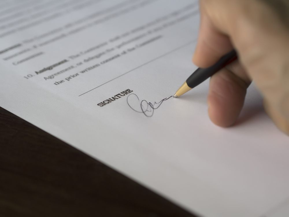 Firma de un contrato con pluma estilográfica