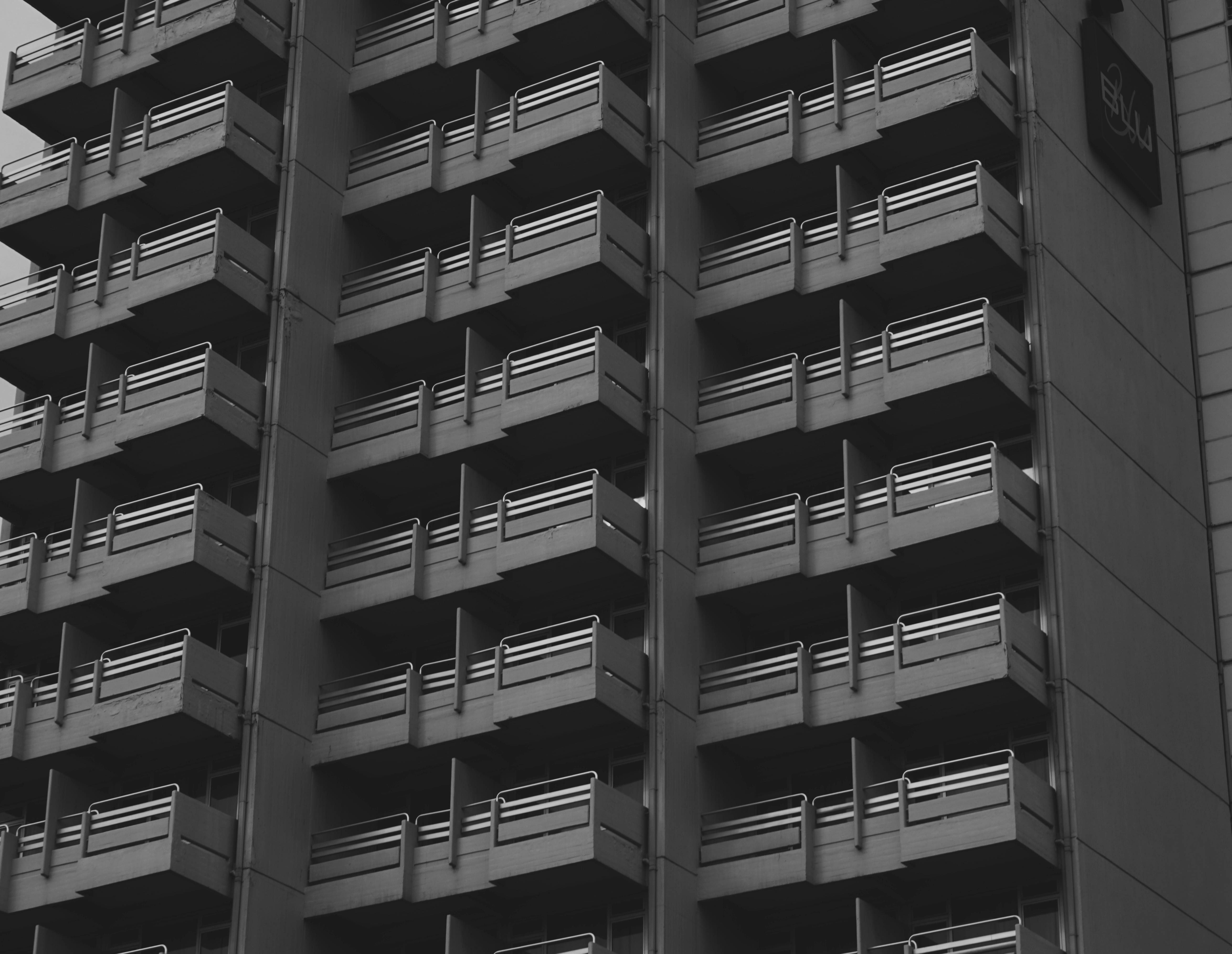 Nowoczesny balkon w bloku z płytami gresowymi 2 cm w szarym kolorze na systemie wsporników