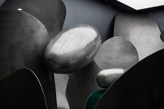 意大利威尼斯的抽象金属雕塑装置，形状光滑，表面反光