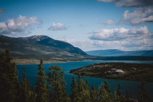 Free Serene view of mountains and lake with lush greenery and cloudy sky in British Columbia. Stock Photo