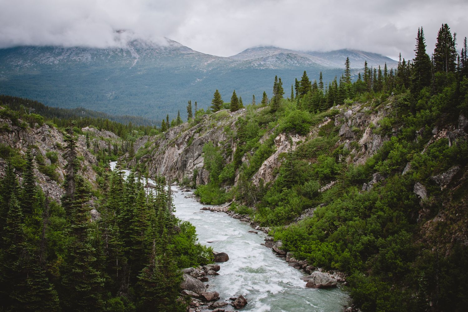 The road skirts Kluane and its icefield peaks.