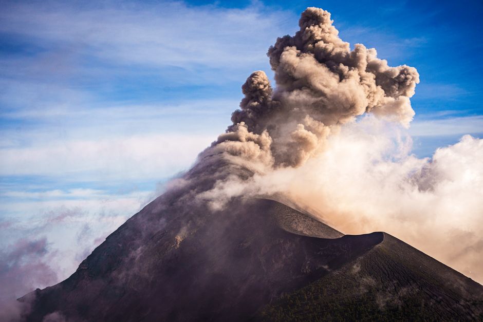 Erupție spectaculoasă a vulcanului Etna! Aeroportul Catania sub alertă roșie din cauza unui imens nor de cenușă și fum