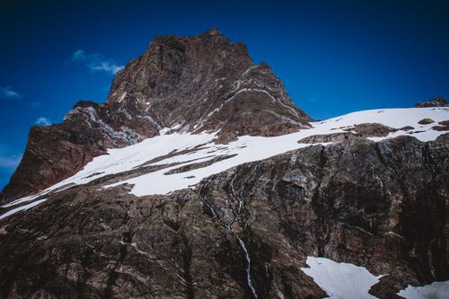 Free Breathtaking view of snow-covered mountain peaks under clear blue skies, showcasing nature's majesty. Stock Photo