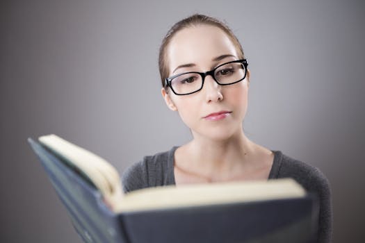 Lizenzfreie Bilder zu frau, mädchen, brillen, buch