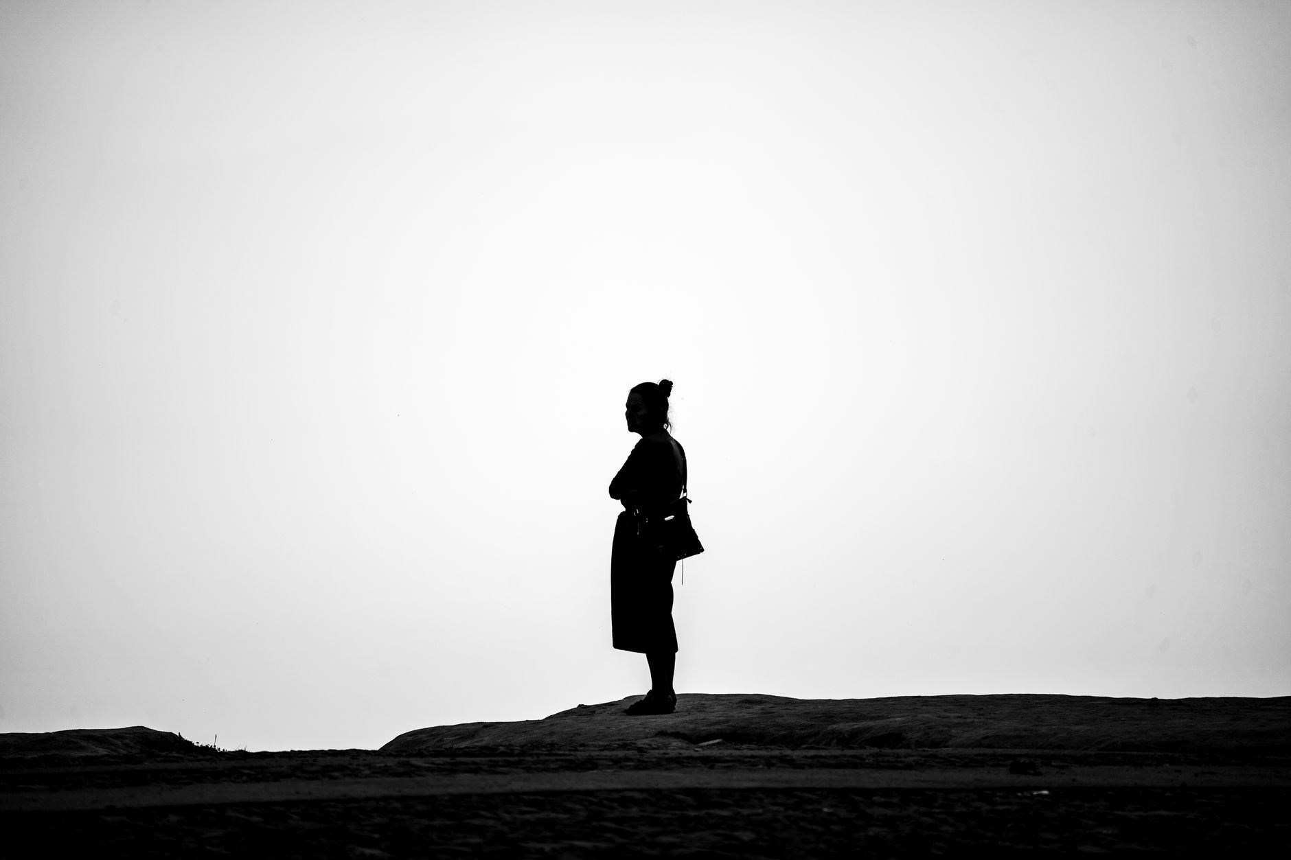 공간이 인간의 심리와 정서에 미치는 영향 - 문학 속 공간의 심리학 3 광활한 초원이나 바다를 배경으로 지평선을 바라보는 인물의 실루엣