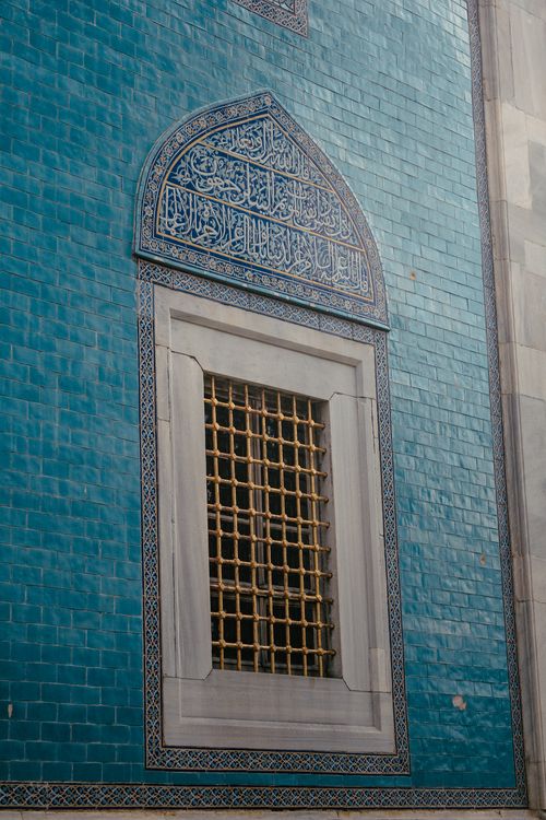 Free Ornate window of the Green Tomb in Bursa, Türkiye, featuring vibrant blue tiles and intricate design. Stock Photo