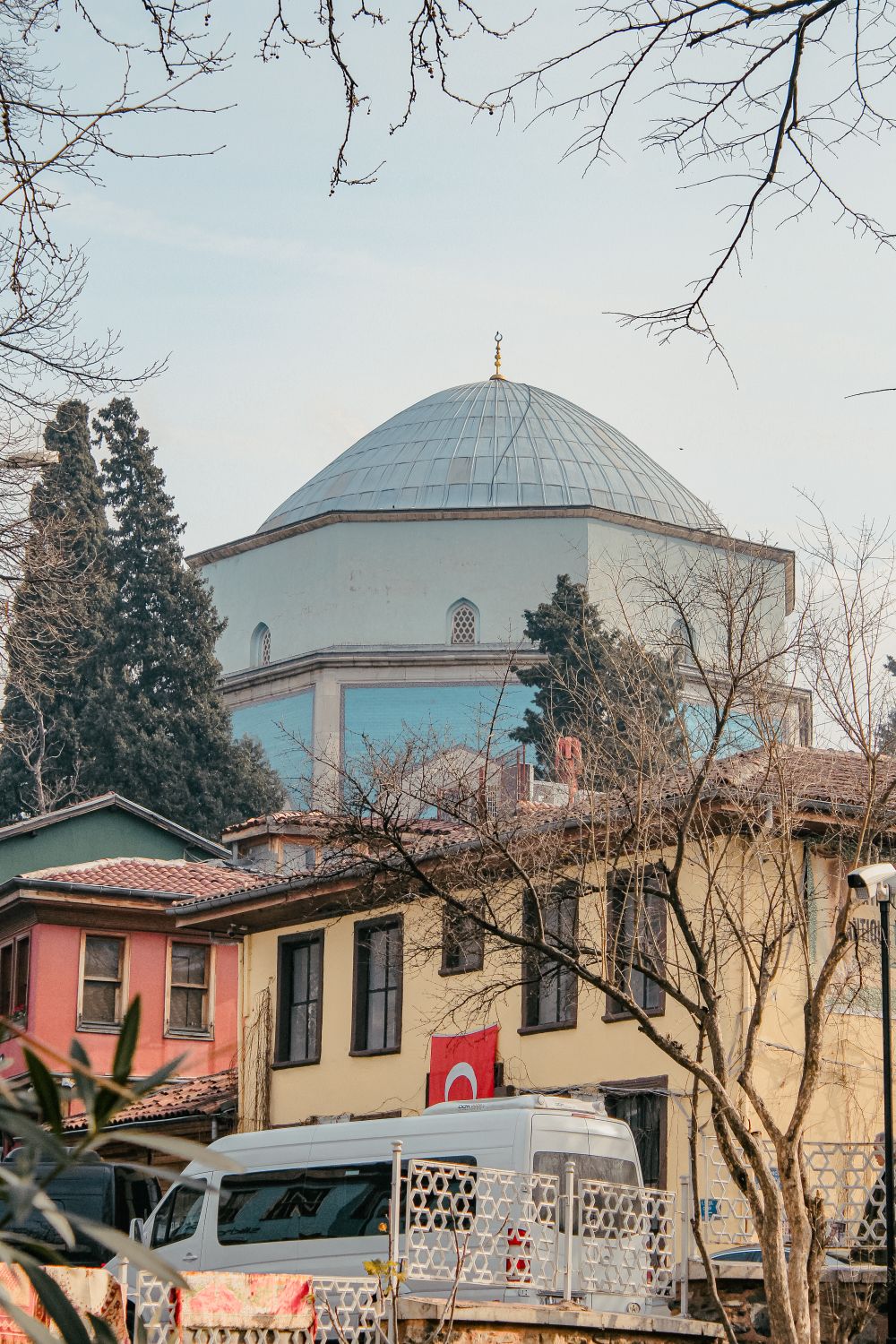 Cúpula de la Mezquita Verde de Bursa entre edificios tradicionales