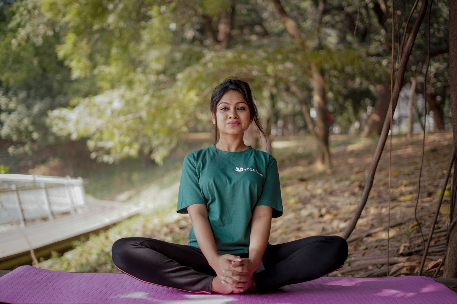 https://www.pexels.com/photo/woman-sitting-and-exercising-yoga-at-park-26183067/