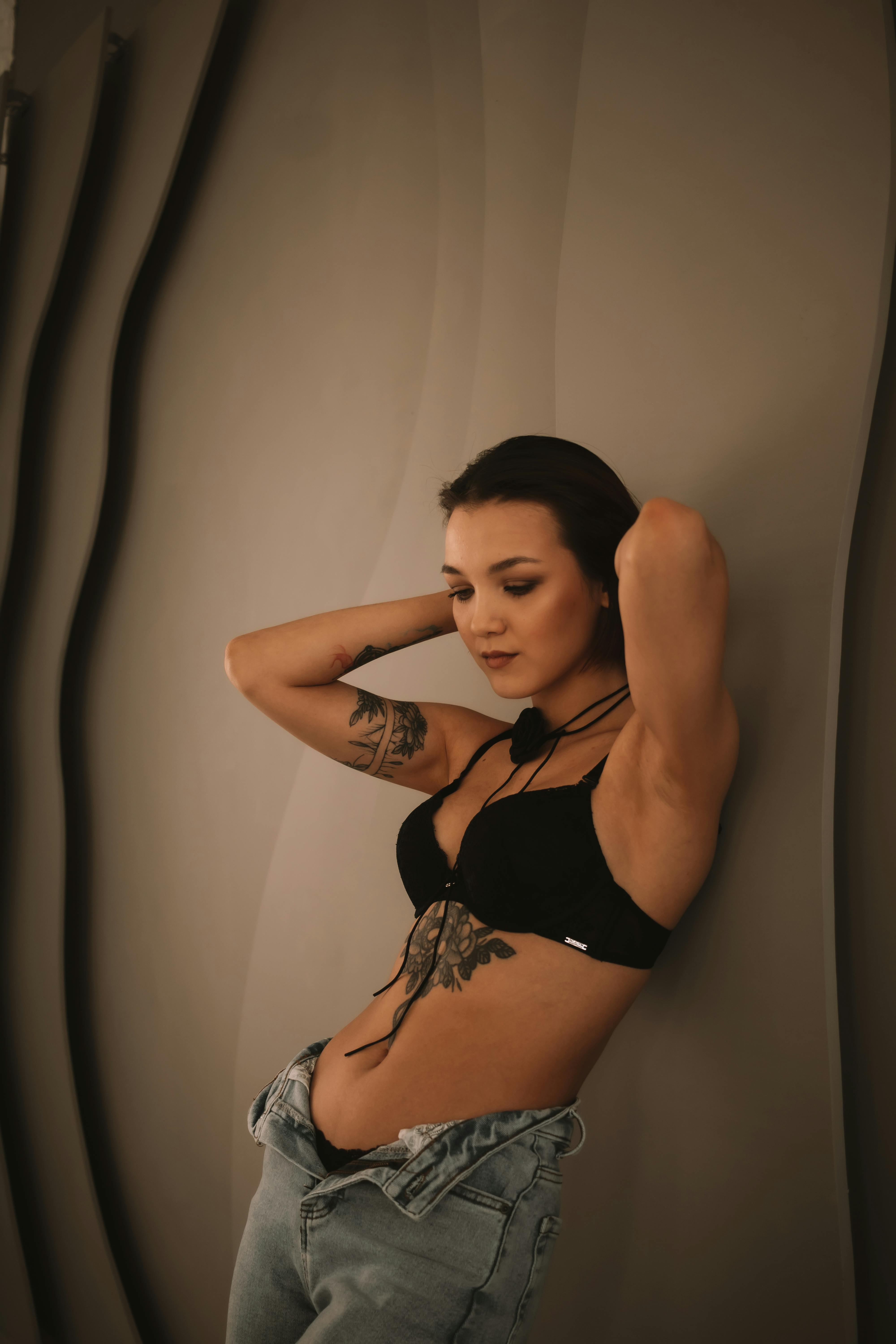 Kostnadsfria Kostnadsfri bild av attityd, avslappnad, bralette Stock foto