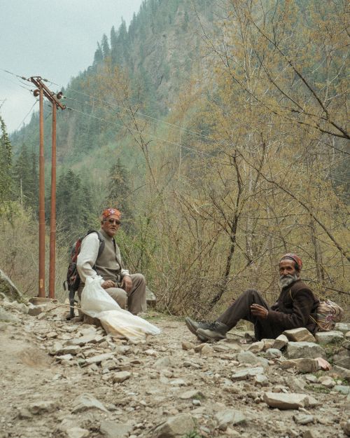 Free Senior men taking a break while hiking in the mountains of Kangra, India. Stock Photo