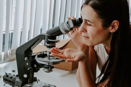 adam, Araştırma, bakmak içeren Ücretsiz stok fotoğraf