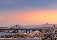 挪威大西洋路的壮丽景色，在令人惊叹的日出映衬下更显壮美