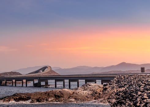 挪威大西洋路的壮丽景色，在令人惊叹的日出映衬下更显壮美