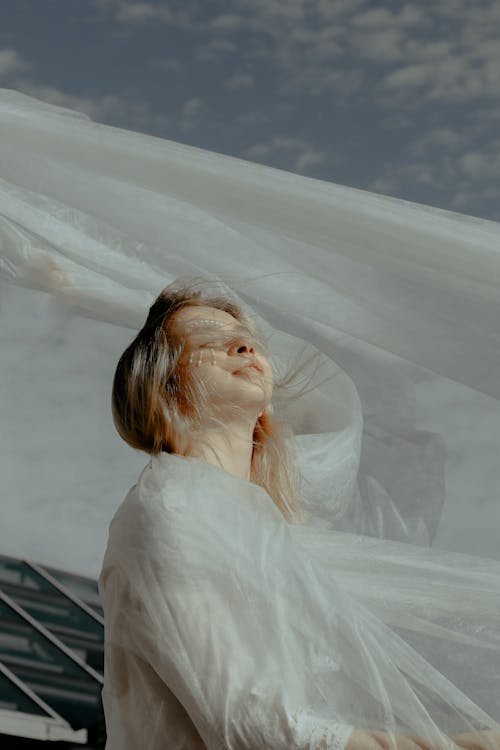 Фотография женщины в белом топе