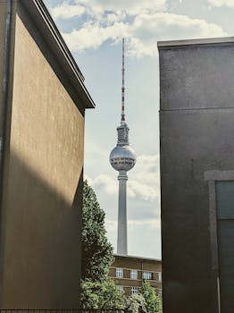 在柏林，多云的天空下，由现代建筑构成的电视塔令人惊叹